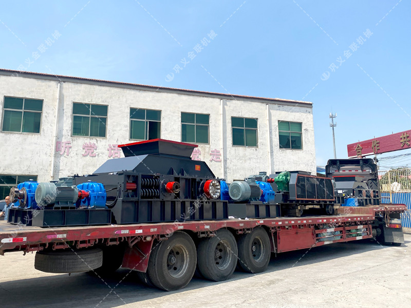 1200*1200雙齒輥破碎機(jī)，兩臺(tái)900*900軌道移動(dòng)雙齒輥破碎機(jī)發(fā)往云南