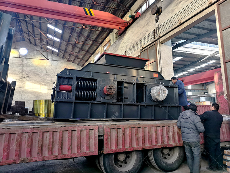 2PG1000X700對輥破碎機發(fā)往湖北恩施破碎鵝卵石